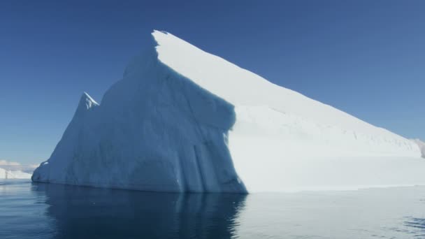 Disko Bay Grönland flytande glaciala isberg — Stockvideo