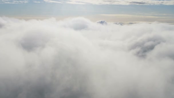 Luchtfoto vliegen boven Cumulus wolken — Stockvideo