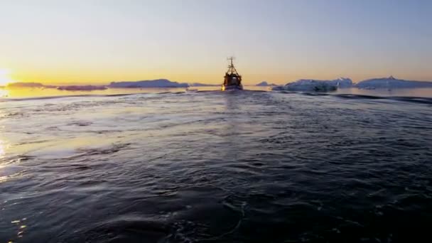 Groenlandse vissersboot bij zonsondergang — Stockvideo