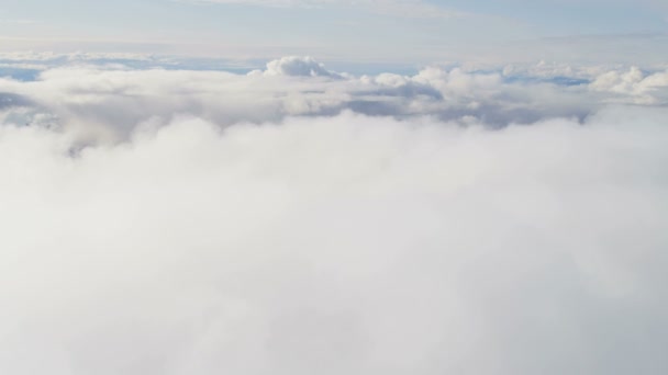 Vuelo aéreo por encima de las nubes cúmulos — Vídeos de Stock