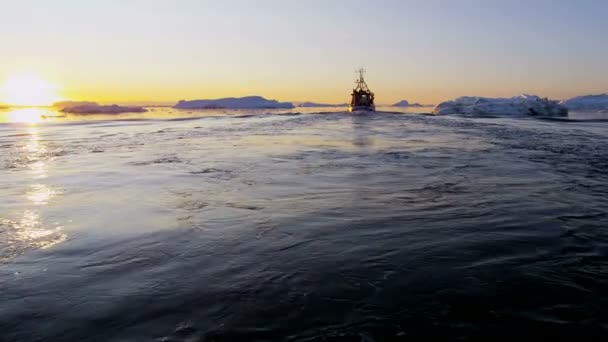 Arrastrero de pesca Icebergs Disko Bay — Vídeos de Stock