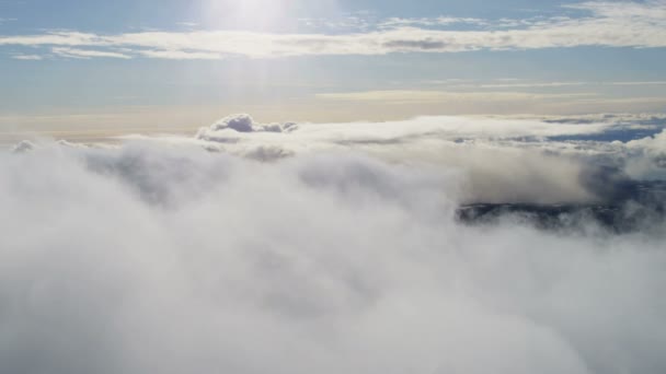 Vuelo aéreo por encima de las nubes cúmulos — Vídeo de stock