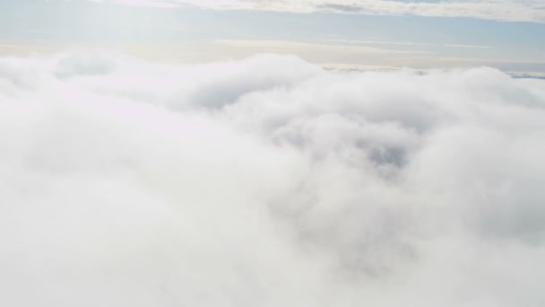 Cumulus bulutların üzerinde hava uçan