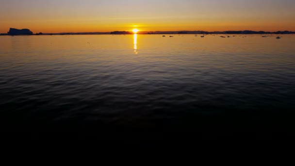 Grönland disko Bay flytande glaciärisberg — Stockvideo