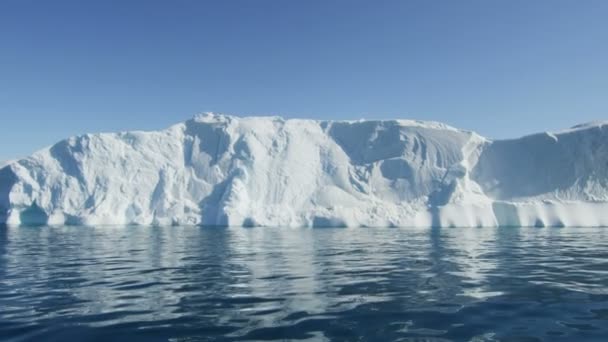 Grönlands drivande isbergsfjord — Stockvideo