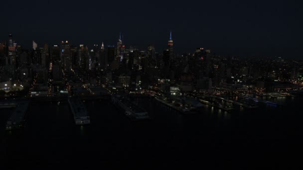Освещенные небоскребы в центре Манхэттена — стоковое видео