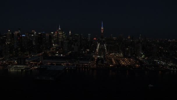 Verlichte Midtown Manhattan wolkenkrabbers New York — Stockvideo