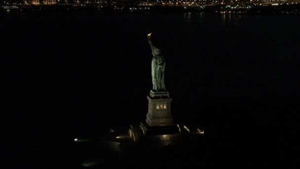 Verlichte New York Statue of Liberty — Stockvideo