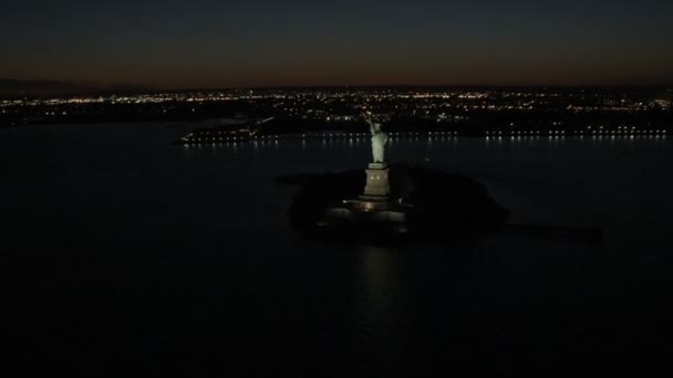 Osvětlené New York Socha svobody — Stock video