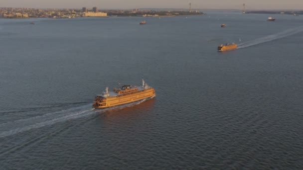 Barcos de ferry en el río Hudson, Nueva York — Vídeo de stock