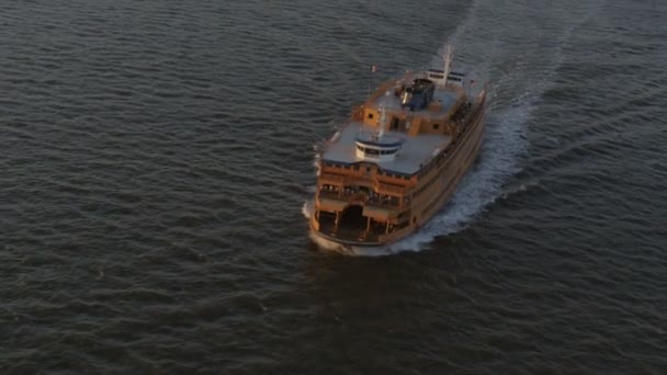 Barcos de ferry en el río Hudson, Nueva York — Vídeo de stock