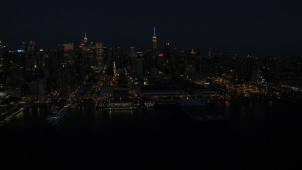 Illuminated Midtown Manhattan skyscrapers New York — Stock Video