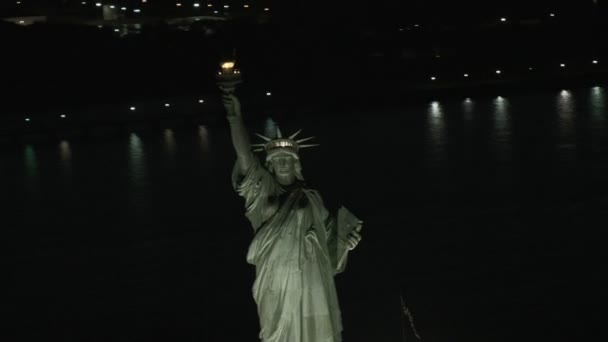 Verlichte New York Statue of Liberty — Stockvideo