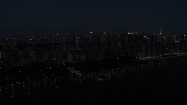 Нью-Йорк освітленій Емпайр-Стейт-Білдінг — стокове відео