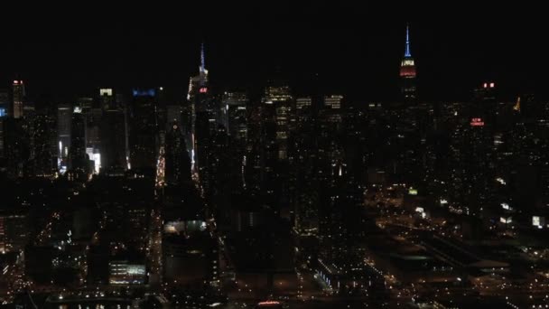 Освещенные небоскребы в центре Манхэттена — стоковое видео