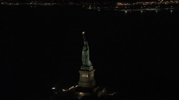 Verlichte New York Statue of Liberty — Stockvideo