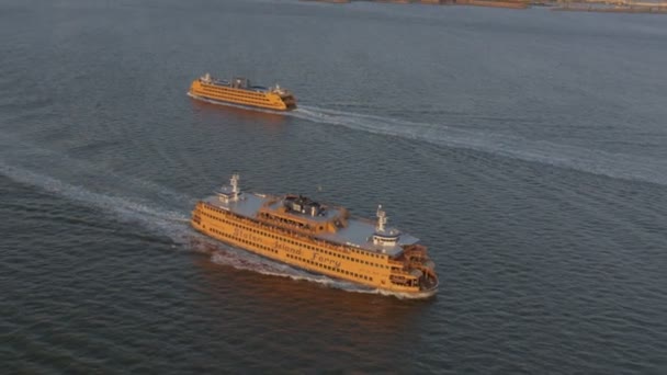 Barcos de ferry en el río Hudson, Nueva York — Vídeos de Stock