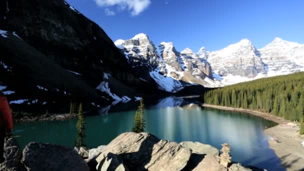 Escursionista femminile viaggia nella zona del lago Morena — Video Stock