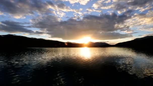 Destiláty jezero malebná krajina při západu slunce — Stock video