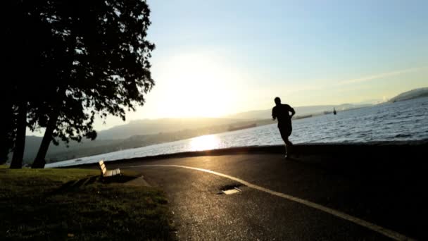Corredor masculino corriendo al aire libre al amanecer — Vídeo de stock