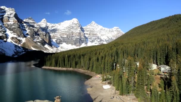 Excursionista mujer viaja en el área del lago Moraine — Vídeos de Stock