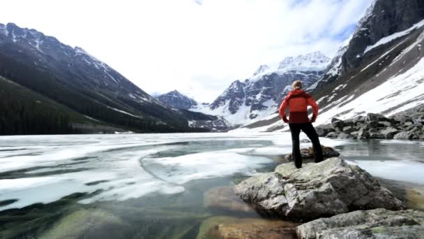 Excursionista mujer viaja en el área del lago Moraine — Vídeo de stock