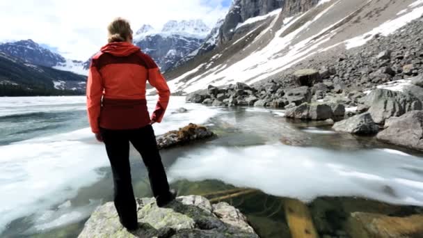 Vrouwelijke wandelaar reist in Lake Moraine gebied — Stockvideo