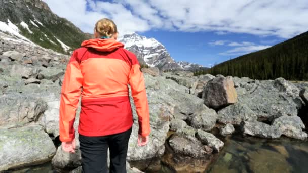 Female hiker travels in Lake Moraine area — Stock Video