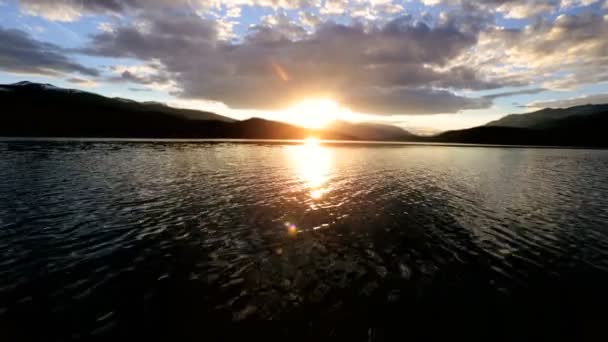 석양에 스피릿 레이크 아름다운 풍경 — 비디오