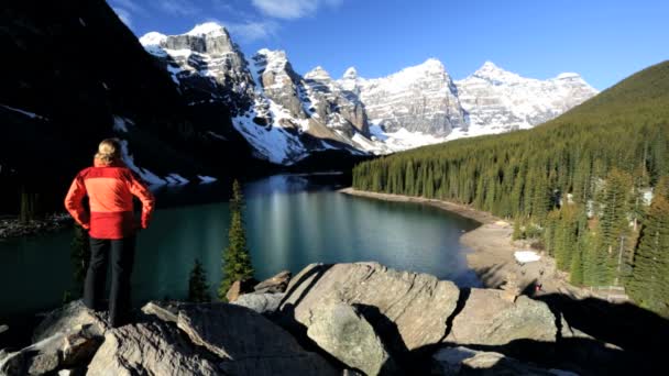 Vrouwelijke wandelaar reist in Lake Moraine gebied — Stockvideo