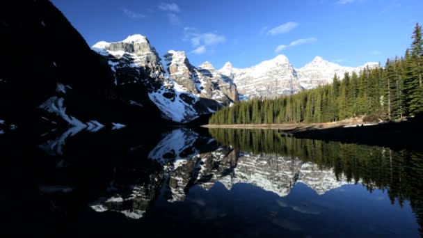 Sjön Moraine toppar bergsområde — Stockvideo