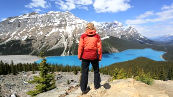 Female hiker in Icefield Parkway Canada — 图库视频影像