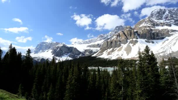 Льодовикові озера засніжені гори — стокове відео