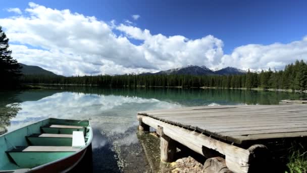 Vecchia barca di legno sul molo del lago — Video Stock