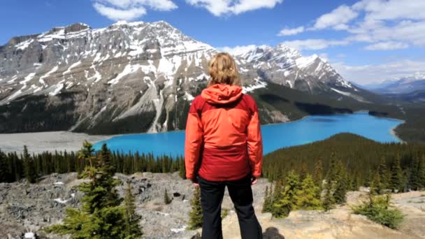 Wanderin in Kanada im Eisfeld — Stockvideo
