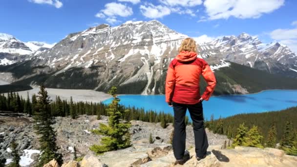 Wanderin in Kanada im Eisfeld — Stockvideo