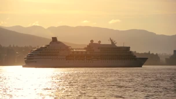 Kreuzfahrtschiff Vancouver-Hafen — Stockvideo