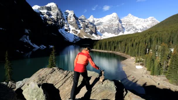 Vrouwelijke wandelaar reist in Lake Moraine gebied — Stockvideo