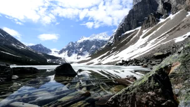 Jezioro Moraine górskich szczytów strefy — Wideo stockowe