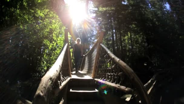 Femme marche sur Capilano passerelle suspendue — Video