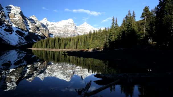 Bergen pieken Moraine Lake — Stockvideo