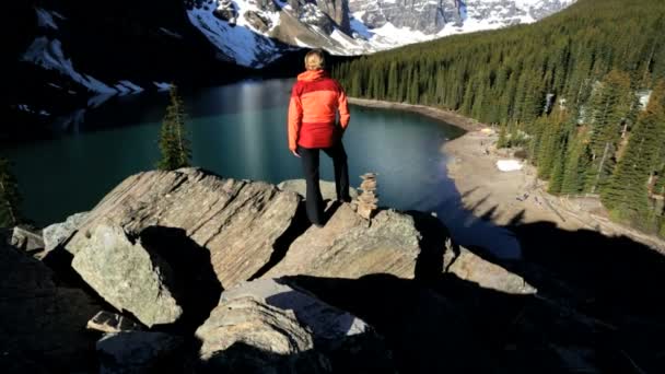 Vrouwelijke wandelaar reist in Lake Moraine gebied — Stockvideo