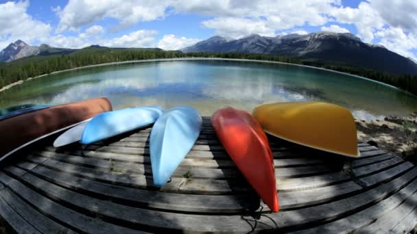 Kayaks de madera tumbados en un embarcadero en el lago — Vídeo de stock