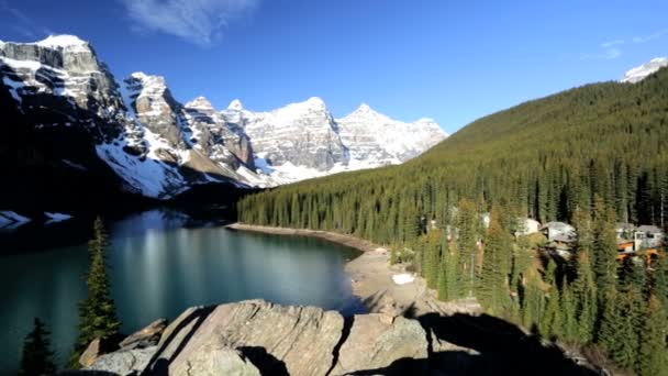 Vrouwelijke wandelaar reist in Lake Moraine gebied — Stockvideo