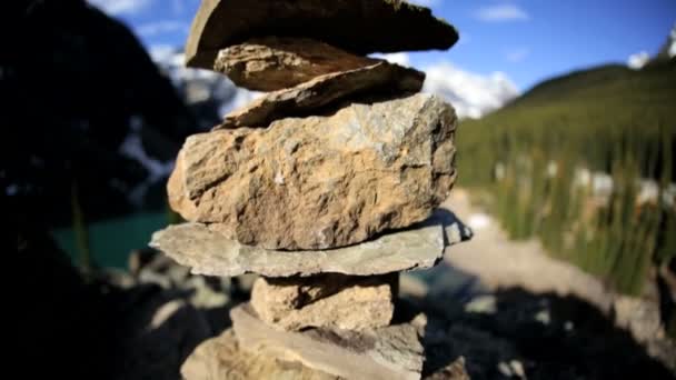 Mujer excursionista haciendo pirámide de piedra — Vídeos de Stock