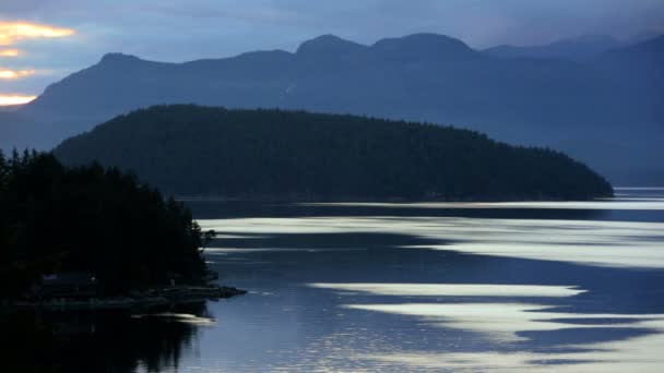 Montanhas costeiras e panorama do lago ao pôr-do-sol — Vídeo de Stock