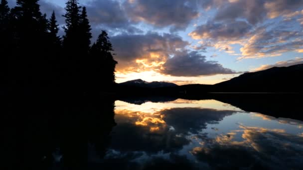 Πνεύμα λίμνη τοπίο στο ηλιοβασίλεμα — Αρχείο Βίντεο