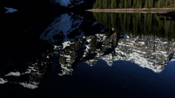 Lago Moraine zona de picos de montaña — Vídeo de stock