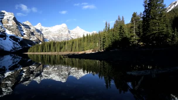 Lago Moraine área picos de montanha — Vídeo de Stock