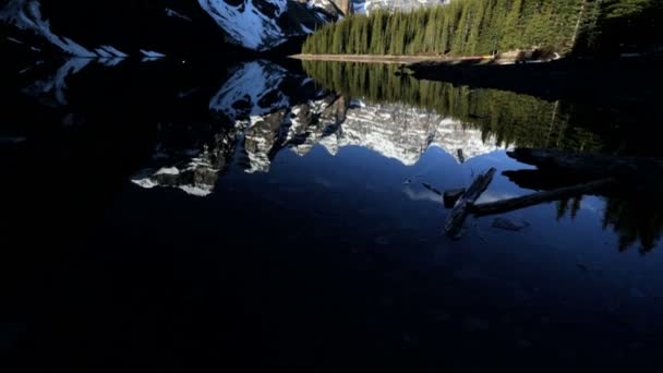 Lago Moraine zona de picos de montaña — Vídeos de Stock